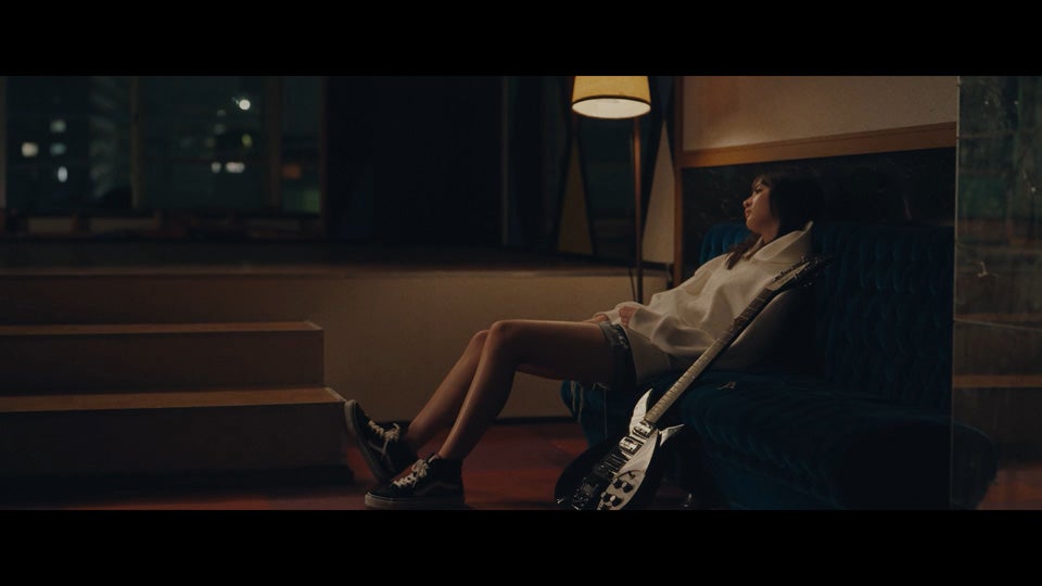 乃木坂46「泥だらけ」Music Videoより （提供写真）