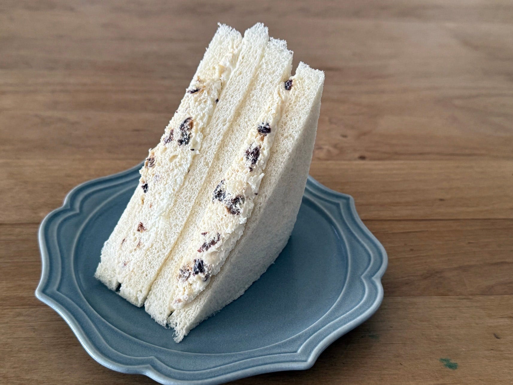 口の中がラムレーズンの香りでいっぱい！「ラムレーズンホイップサンド」