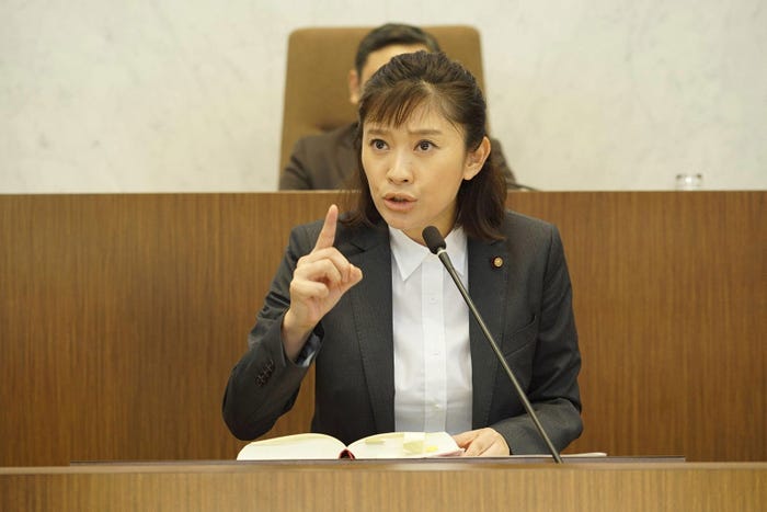 篠原涼子/「民衆の敵」第2話より(C)フジテレビ