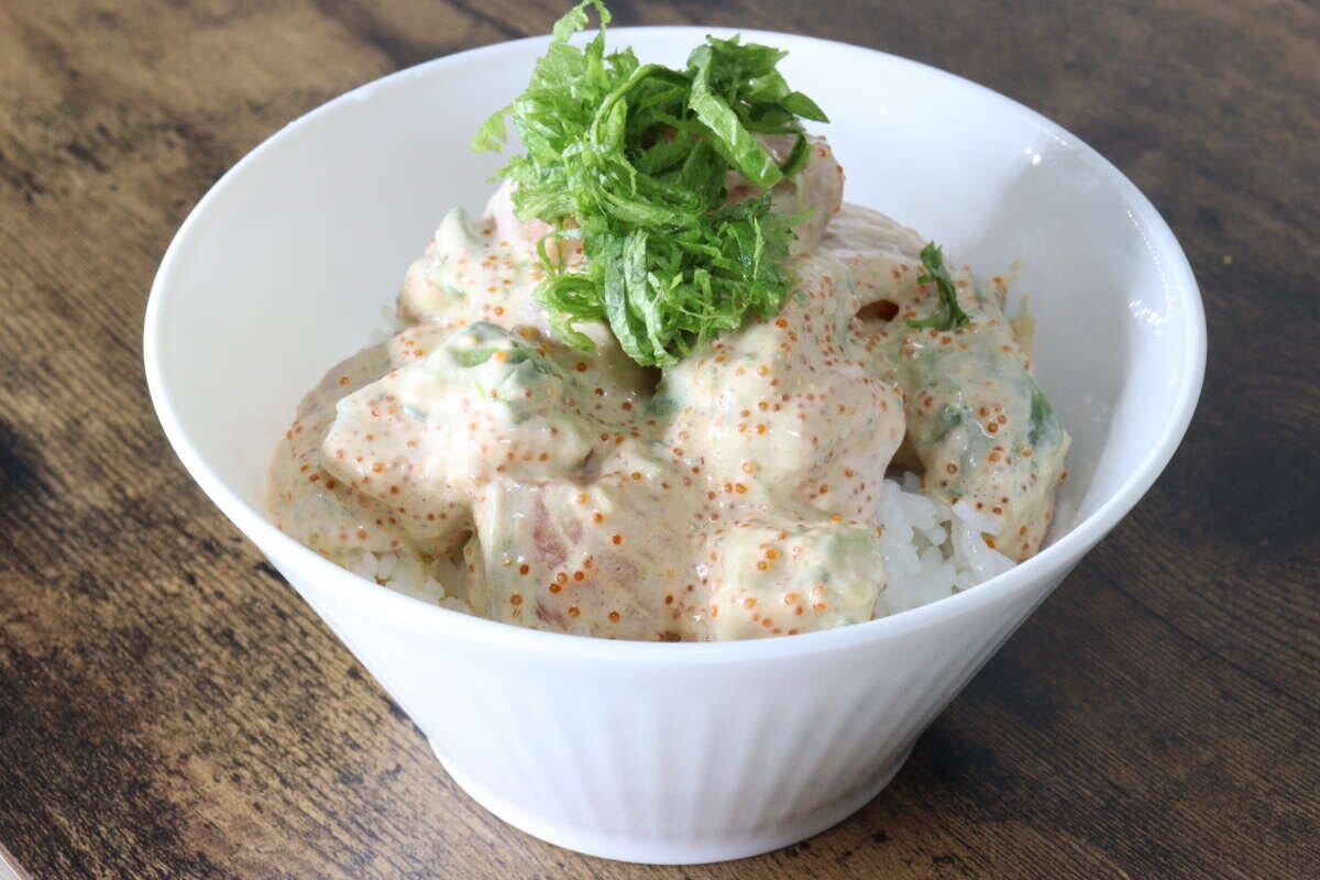 スリラチャソース（シラチャーソース）　サーモンサラダ　完成