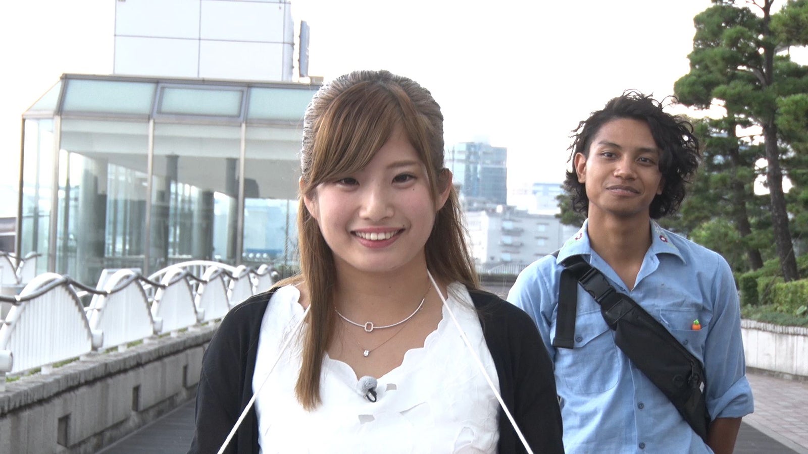 偽ロケ中のでっぱりんにあきらが後ろから近づく／「あいのり：Asian Journey」第22話より（C）フジテレビ