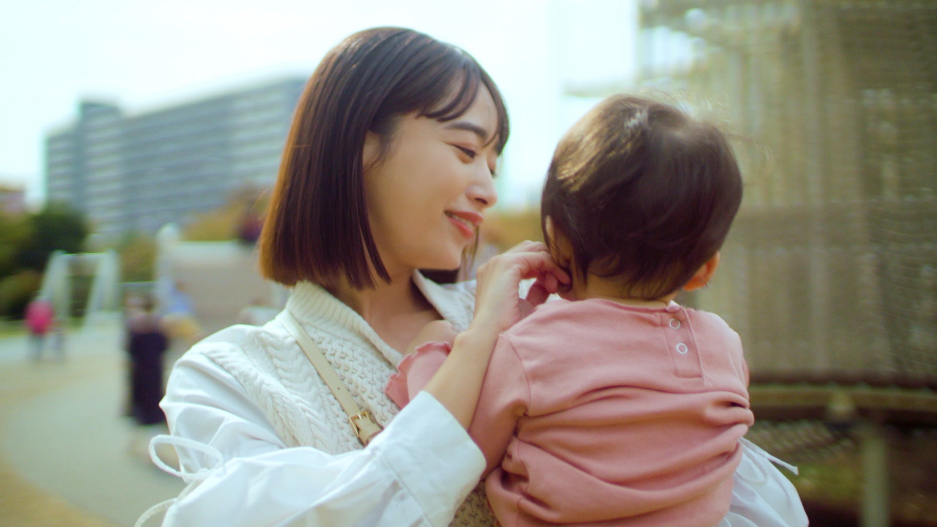 近藤千尋＆美羽ちゃん／新CMより（提供写真）