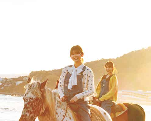 櫻坂46渡邉理佐、菅井友香と海辺で乗馬 メモリアルブックのパネル展開催決定<抱きしめたくなる瞬間>
