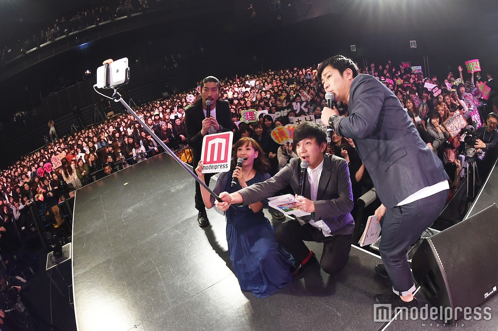 藤本美貴＆パンサー、ランウェイからみんなと自撮り（C）モデルプレス