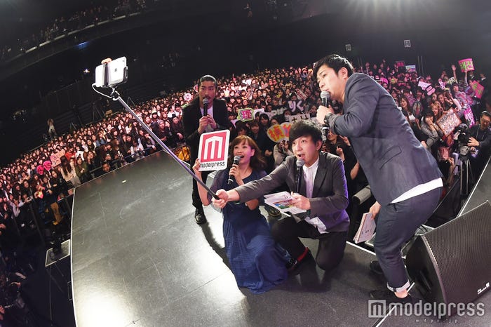 藤本美貴&パンサー、ランウェイからみんなと自撮り(C)モデルプレス