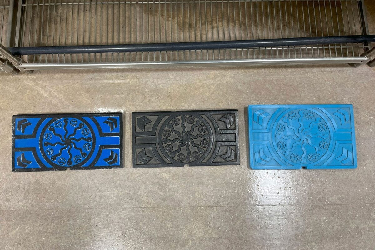 ヤマタノオロチのデサイン蓋（右が旧デザイン）