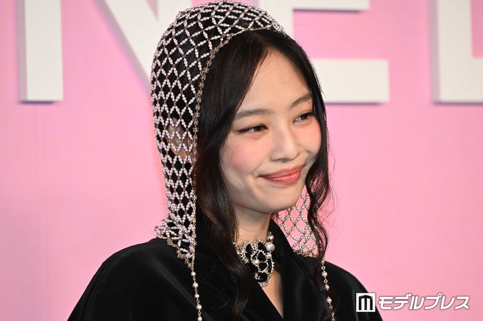 BLACKPINKジェニー、大胆美腹筋のぞくコーデに反響「ウエストラインが綺麗すぎる」「圧倒的なオーラ」の声