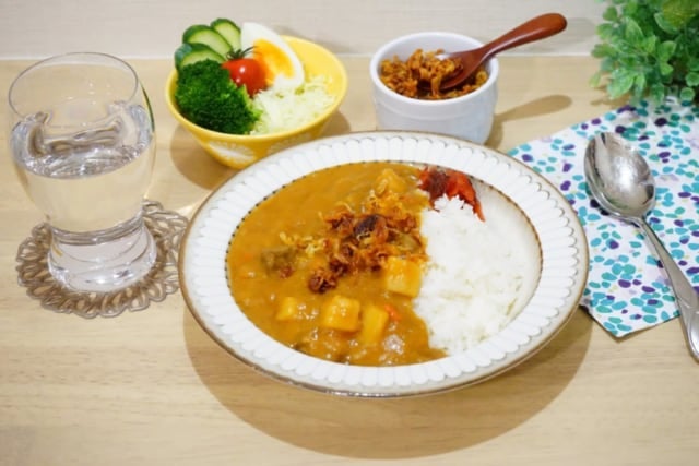 フライドオニオンをトッピングしたカレーライスセット