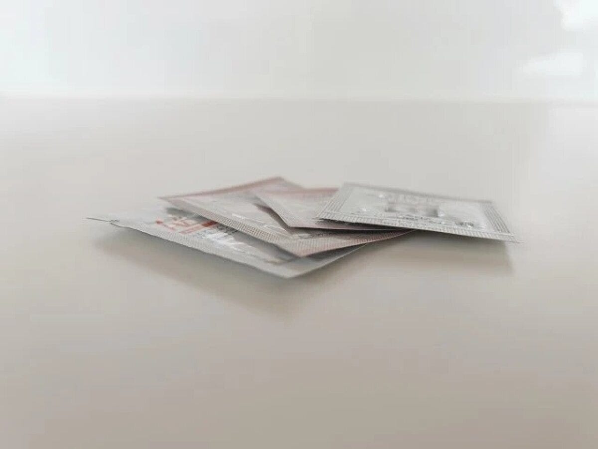 銀色のパウチに入った化粧品サンプルが数枚