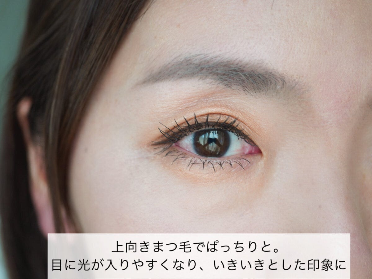 女性の目元アップ。まつ毛が上向きにカールし、瞳に光が入っている。
