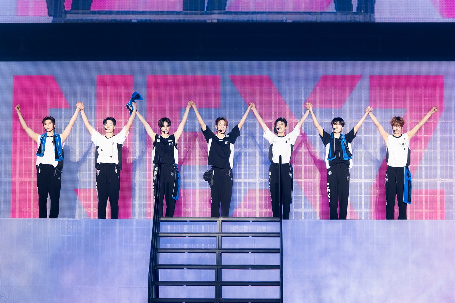 NEXZ　撮影：田中聖太郎写真事務所