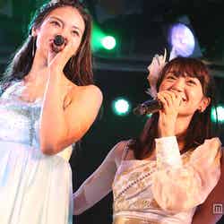 AKB48を卒業する秋元才加（左）に卒業アルバムをプレゼントした大島優子（右）（C）AKS