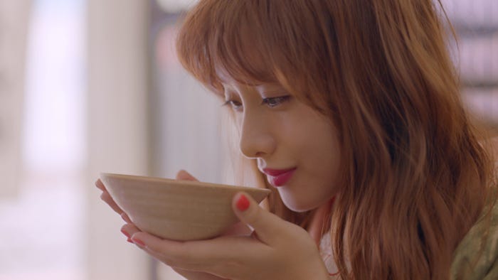 石原さとみ/新CM「後楽園 ゆっくりと時間が流れる街」篇より(提供写真)