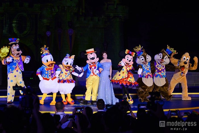 香港ディズニーランド 10周年特別コスチュームが超キュート 記念グッズも 10周年イベント現地レポ モデルプレス 香港ディズニーランド 10周年特別コスチュームが超キュート 記念グッズも 10周年イベント現地レポ モデルプレス
