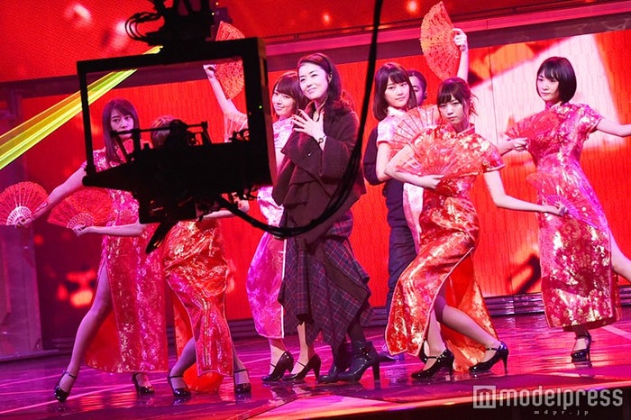 白石麻衣 西野七瀬ら乃木坂46 セクシーチャイナドレス で美脚を大胆