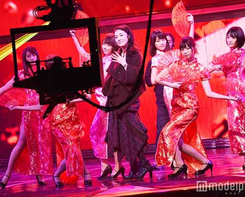 白石麻衣、西野七瀬ら乃木坂46“セクシーチャイナドレス”で美脚を大胆披露<紅白リハ初日>