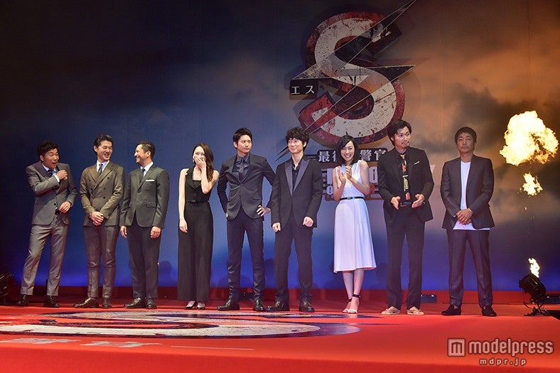 （左から）高橋努、平山浩行、池内博之、新垣結衣、向井理、綾野剛、吹石一恵、青木崇高、大森南朋