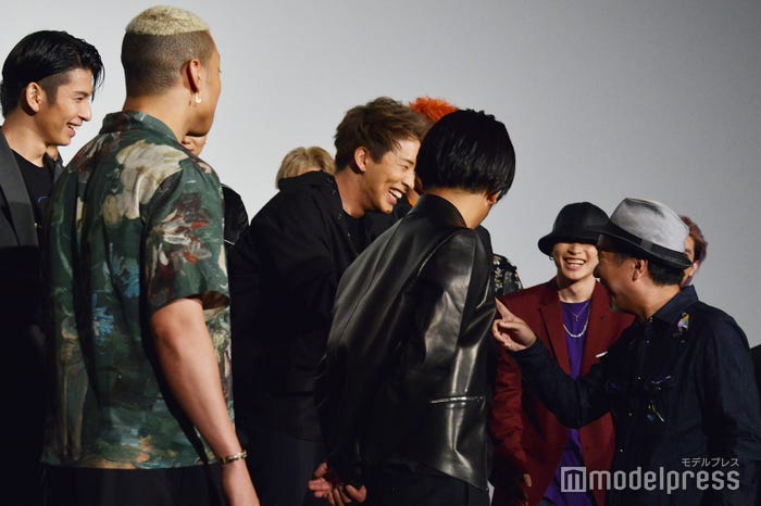 「最近よく真似される」と陣を指差す久保監督 (C)モデルプレス