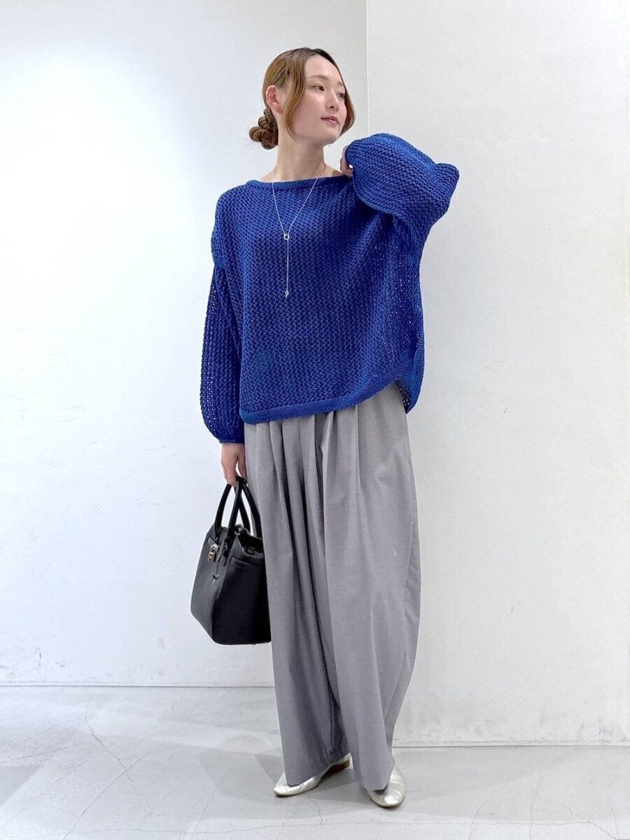 リラックスコーデ 2026春大人女性おすすめブルーニットリラックスコーデ