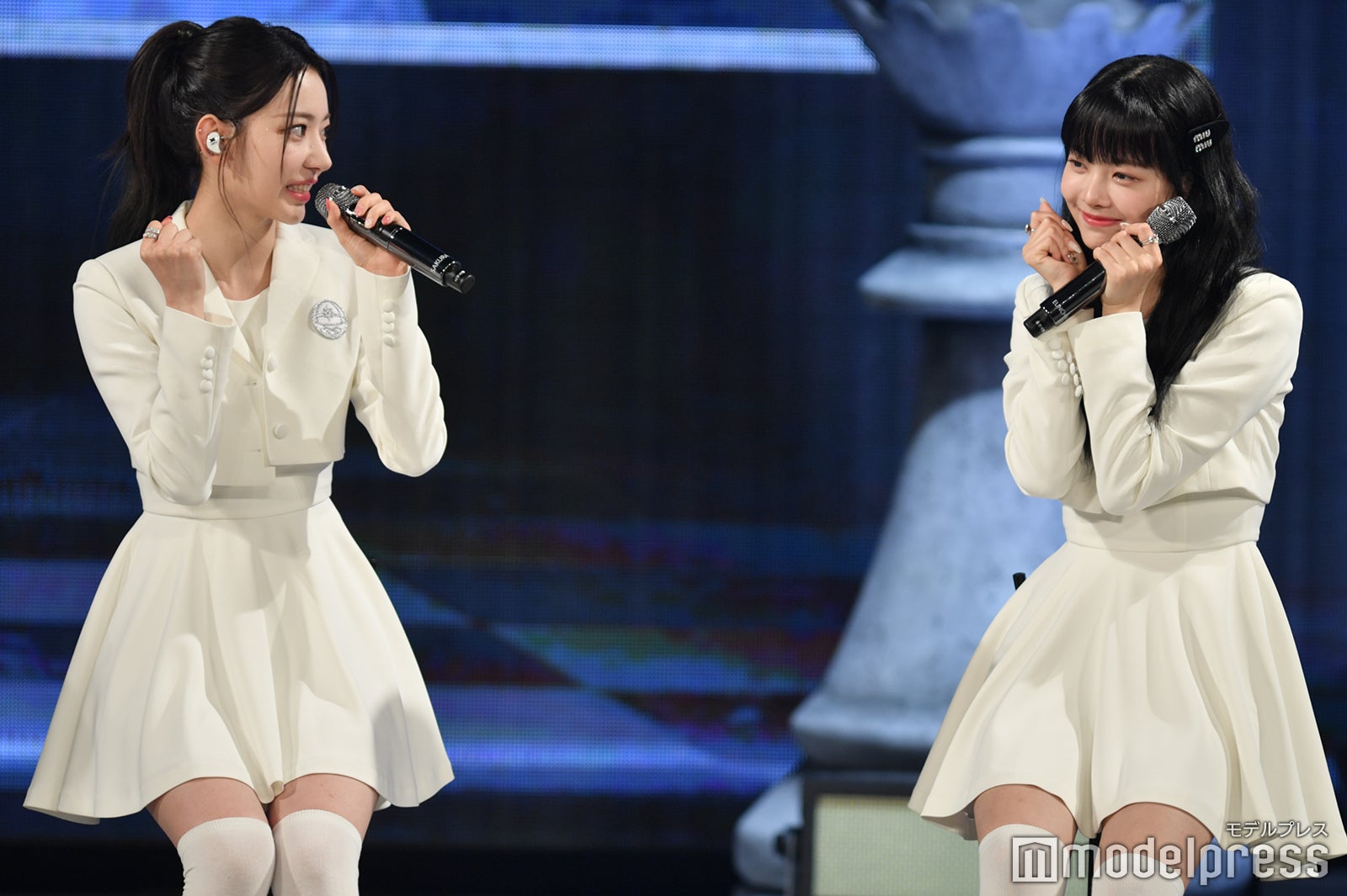 オンニのSAKURAにポーズ指導する“先生”EUNCHAE （C）モデルプレス