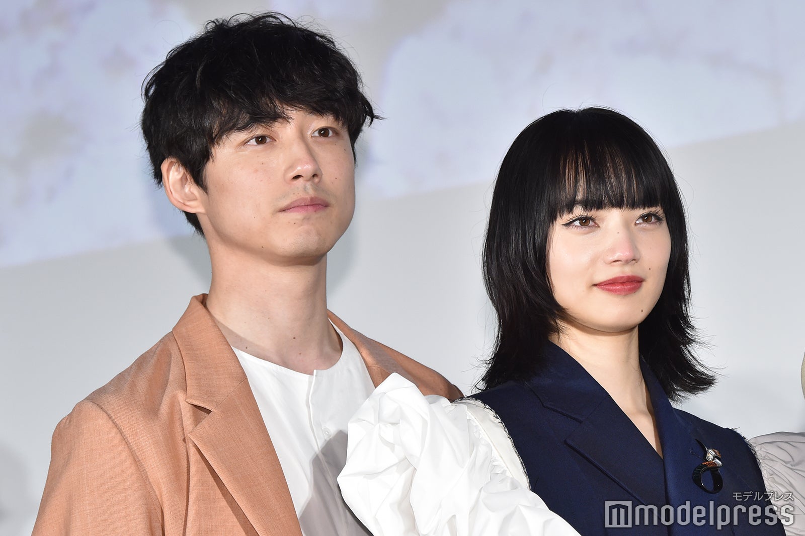 坂口健太郎、小松菜奈 （C）モデルプレス