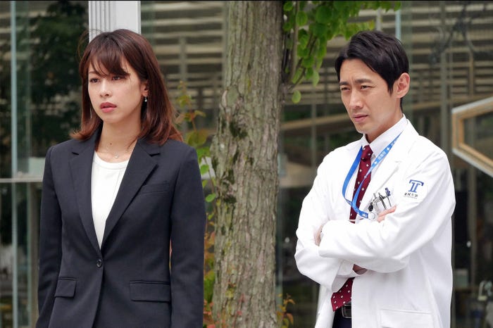 加藤綾子、小泉孝太郎/「ブラックペアン」第7話より(C)TBS