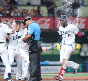 首位・西武がサヨナラ勝ち！カナリオ人生初の劇弾「うれしく思う。落ち着いて打席に入れた」4安打の大暴れ 終盤まで劣勢も七回にネビンが同点打