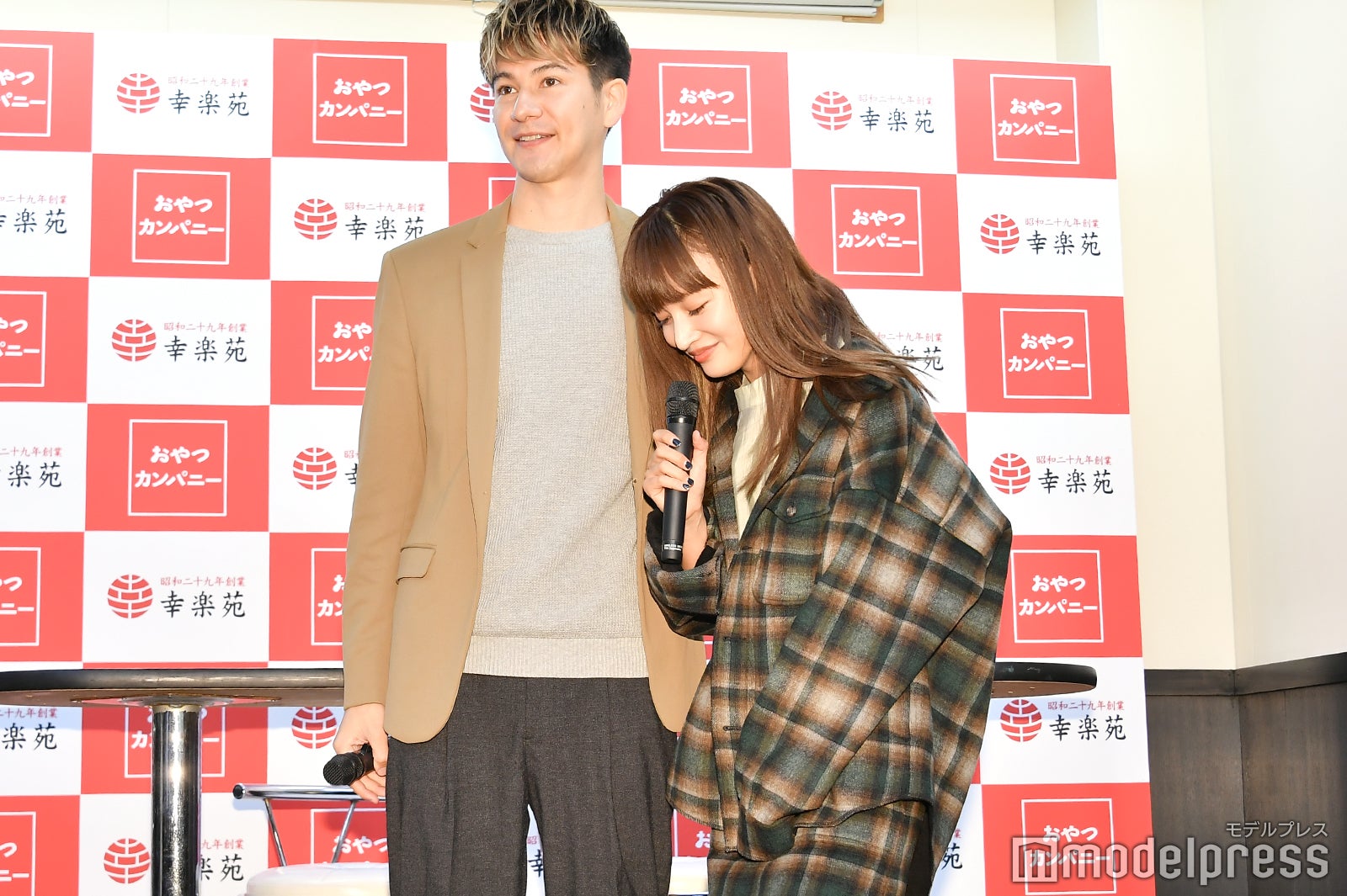 わたなべ麻衣をエスコートするJOY（C）モデルプレス