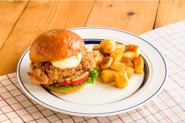 モチコフライドチキンバーガー税込1,350円／画像提供：Eggs’n Things Japan