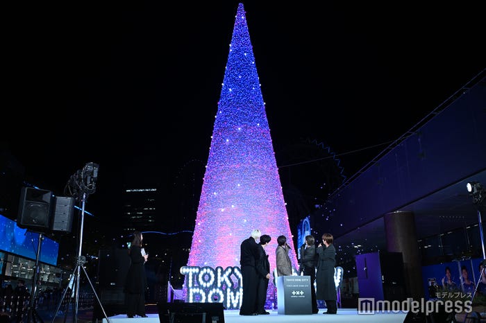 点灯したツリーを見上げるTOMORROW X TOGETHER/(左より)SOOBIN(スビン)、HUENINGKAI(ヒュニンカイ)、BEOMGYU(ボムギュ)、YEONJUN(ヨンジュン)、TAEHYUN(テヒョン)(C)モデルプレス