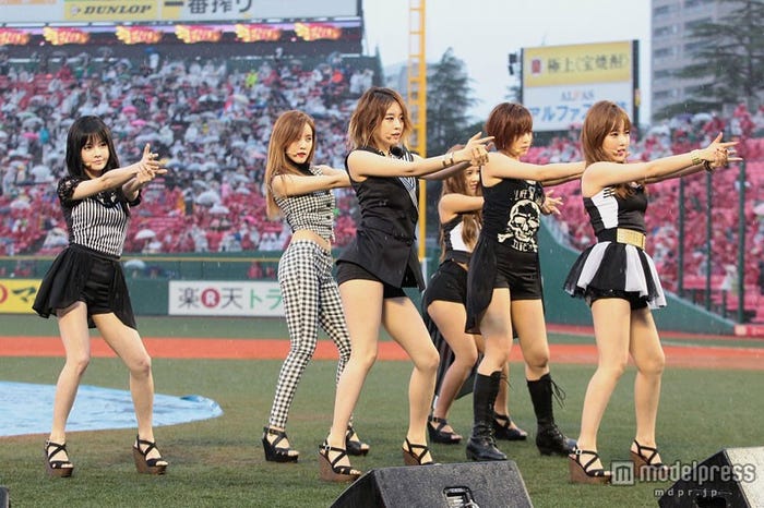 最新シングル「TARGET」を披露したT-ARA(C)Rakuten Eagles