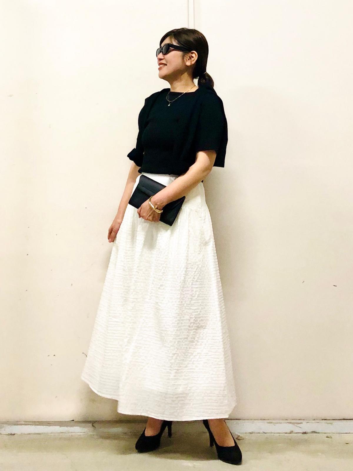 Tシャツ&カーディガンは黒でそろえてモノトーンコーデに 出典:StyleHint