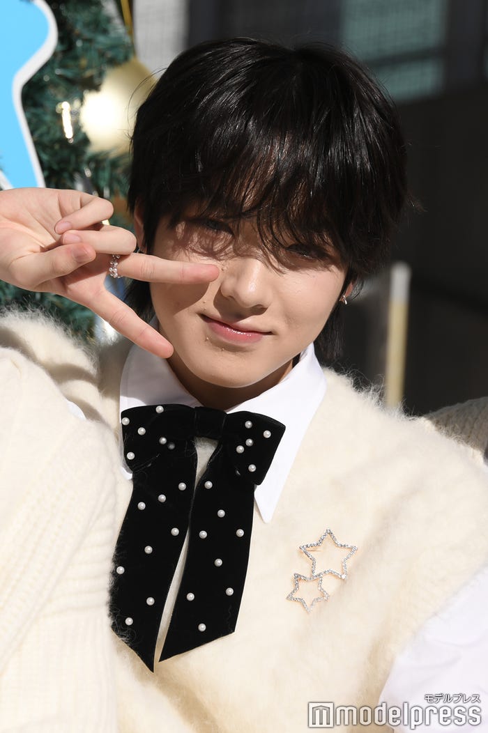 ピースサインを決めるサクヤ(C)モデルプレス