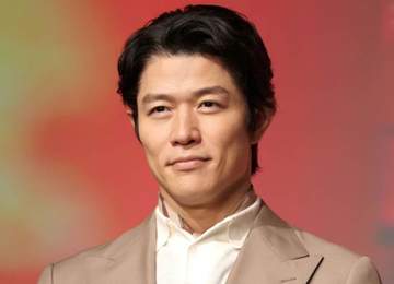 鈴木亮平「絵になりすぎてる」サバンナ満喫ショット「いつかのケニア」キリンやゾウの姿も