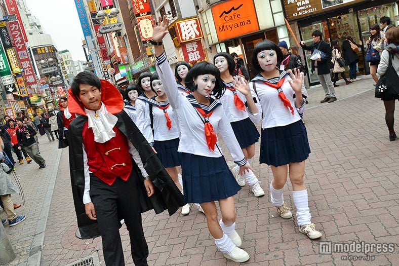 未亡人朱美ちゃん集団が渋谷の街に出現　「かわいいー」の声が飛び交う