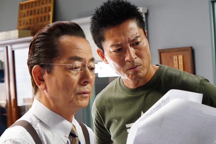 水谷豊、寺脇康文「相棒season22」第6話より(C)テレビ朝日