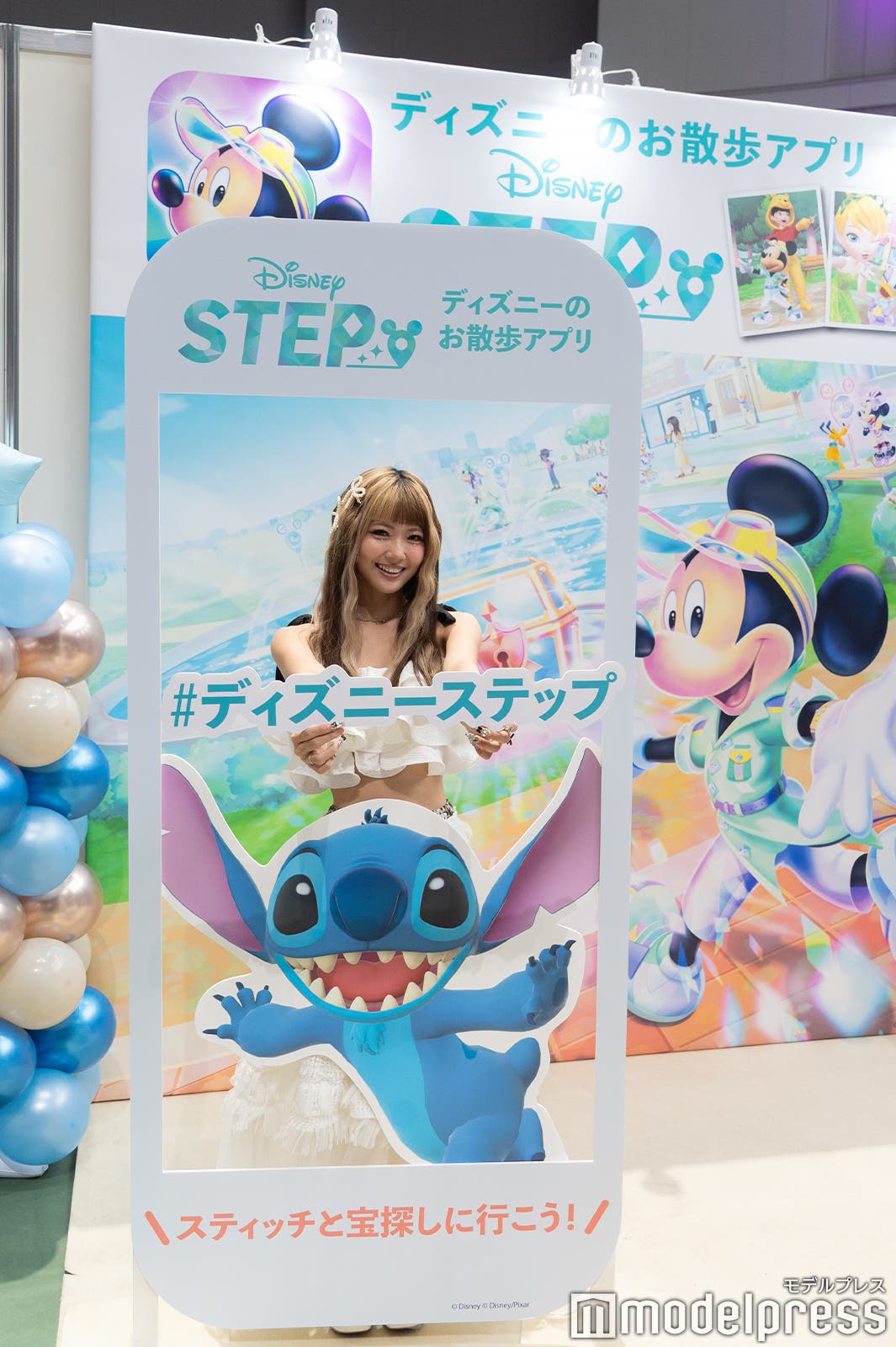 スティッチと2ショットを撮るフォーエイト48あみか(C)モデルプレス