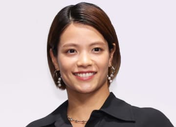 阿部詩 新年挨拶は真っ赤なキャミソール姿で 南国リゾートから？「めっちゃ可愛い！」「夏ですか？笑」