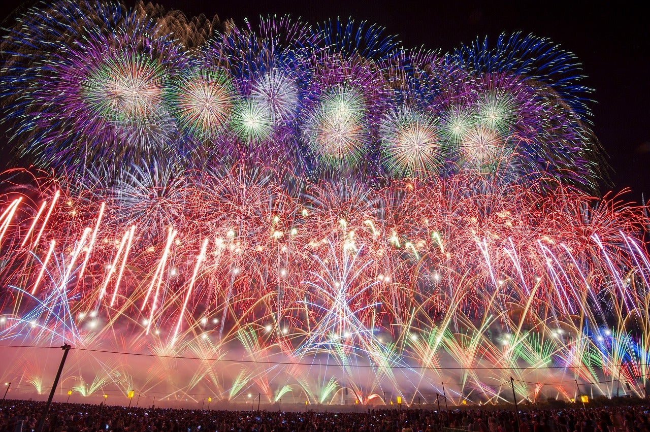 1万8000発が夜空を華やかに彩る！日本三大花火大会「大曲の花火」開催 - 女子旅プレス