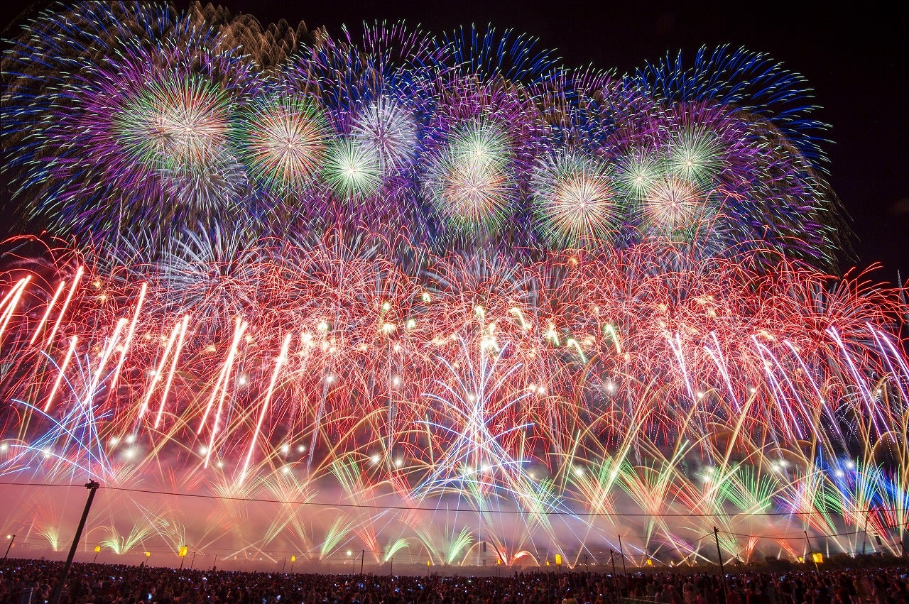 1万8000発が夜空を華やかに彩る 日本三大花火大会 大曲の花火 開催 女子旅プレス