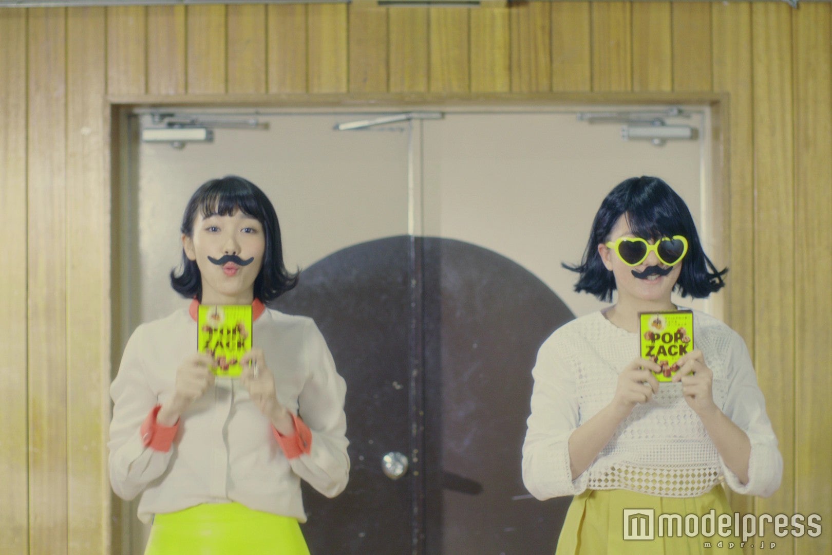 飯豊まりえ（左）／新CMより