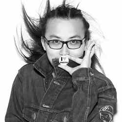 パンフレット表紙を撮り下ろした写真家のレスリー・キー