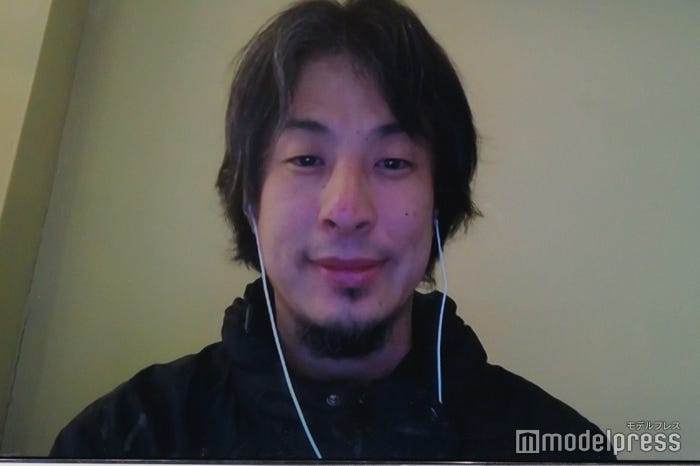 CM発表会に海外から生中継で参加したひろゆき(C)モデルプレス
