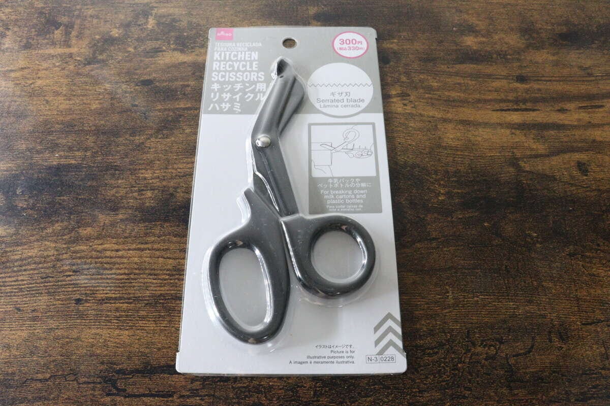 木製テーブルの上に置かれたパッケージ入りのキッチン用リサイクルハサミ 木製テーブルの上に置かれたパッケージ入りのキッチン用リサイクルハサミ