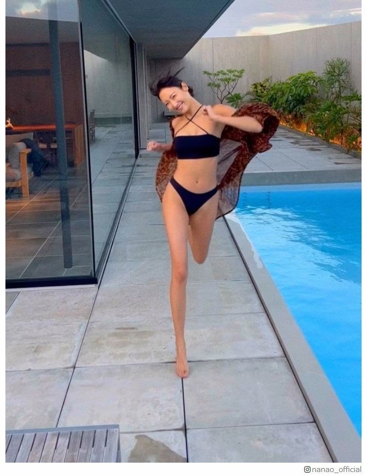 菜々緒、ビキニ姿でプールサイドを駆ける “9頭身”美スタイルを披露