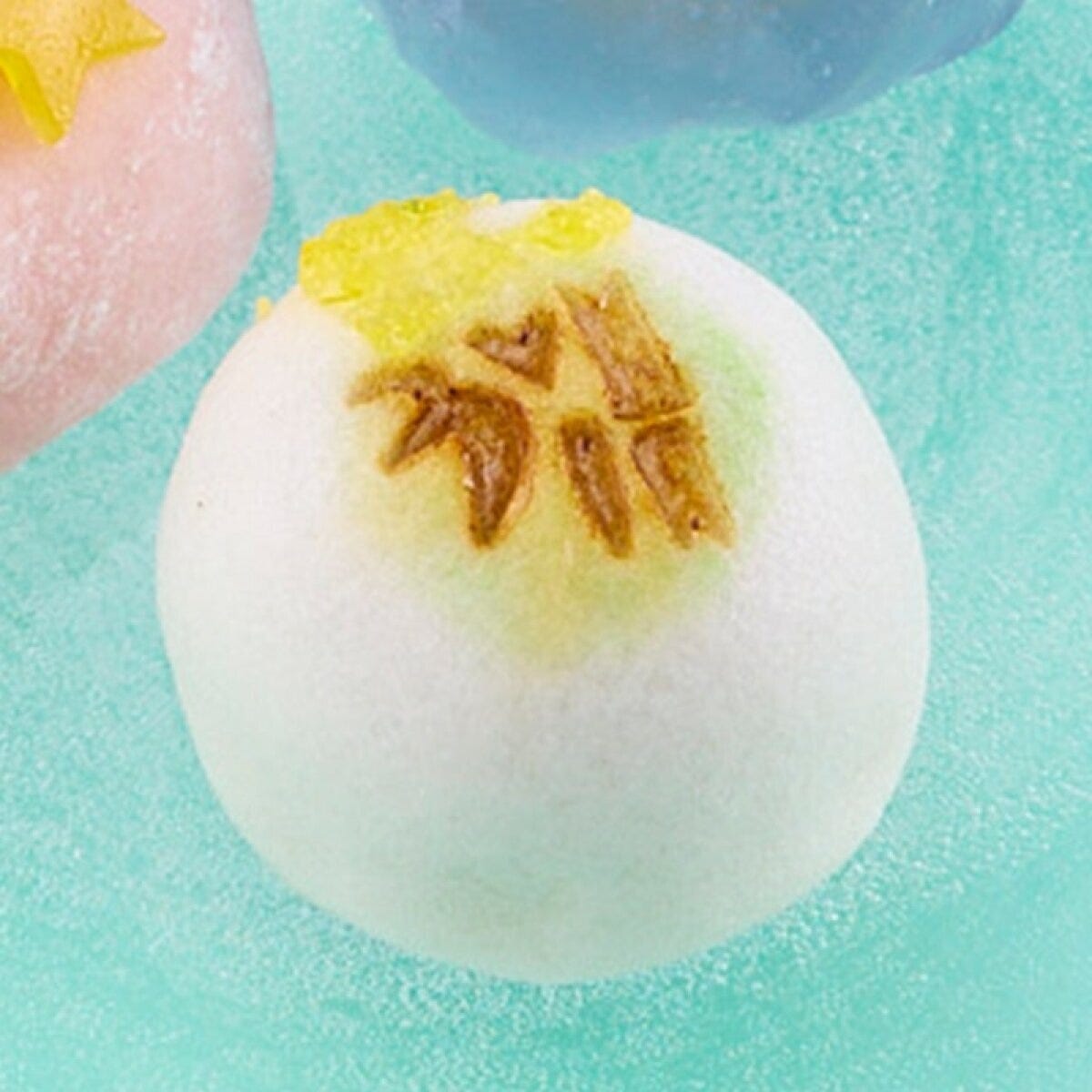 笹と竹の焼き印が施された白い上用饅頭