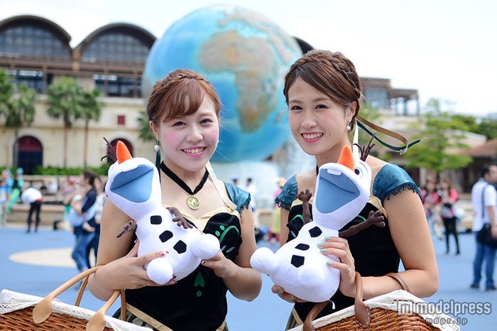 「アナと雪の女王」アナ/(左から)りおなさん、りこさん