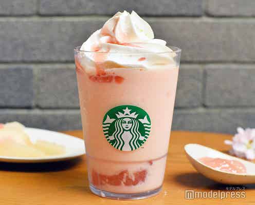スタバ、瑞々しく桃香る新作フラペ「白桃と桜わらびもち フラペチーノ」もちぷる食感の食べ応えも◎