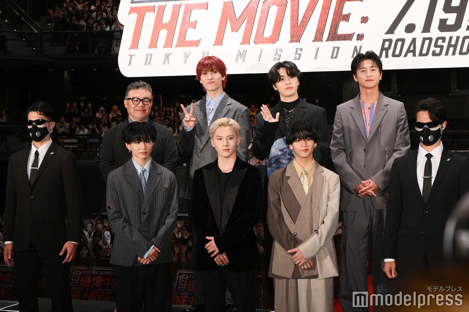 （後列左から）西浦正記監督、金城碧海、木全翔也、瀬口黎弥（前列左から）佐藤大樹、川西拓実、中島颯太（C）モデルプレス