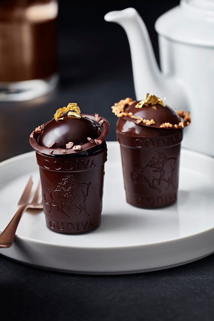 左からクープショコラ ショコラ ノア、クープショコラ プラリネ／画像提供：ゴディバ ジャパン株式会社